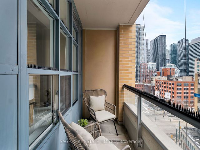 919 - 438 Richmond St W