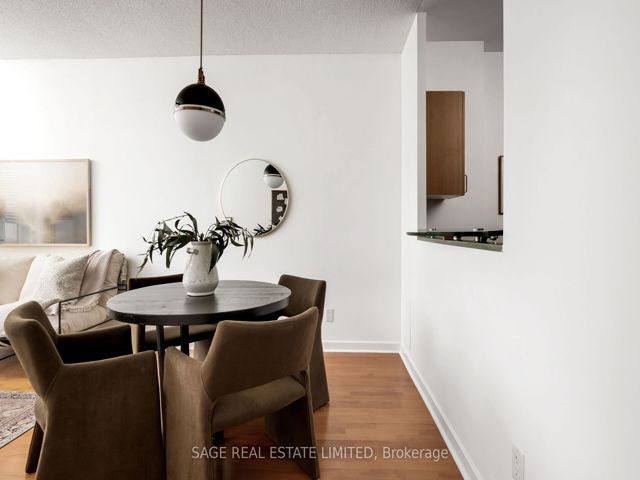 919 - 438 Richmond St W