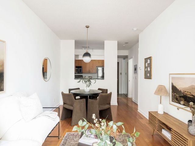 919 - 438 Richmond St W