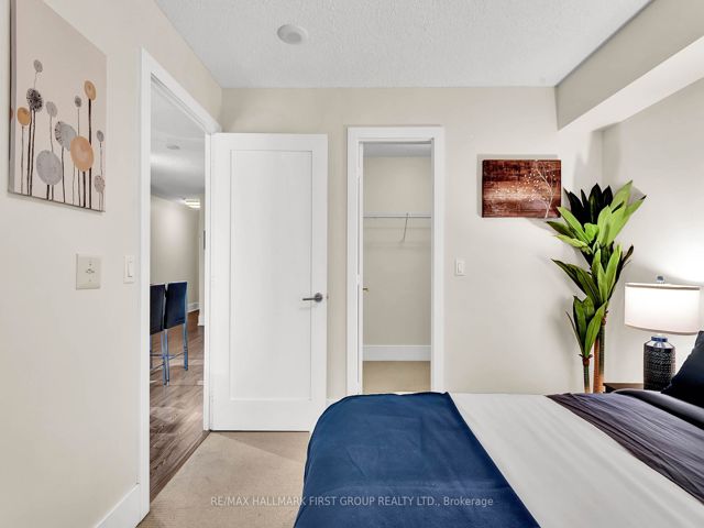 501 - 300 Front St W