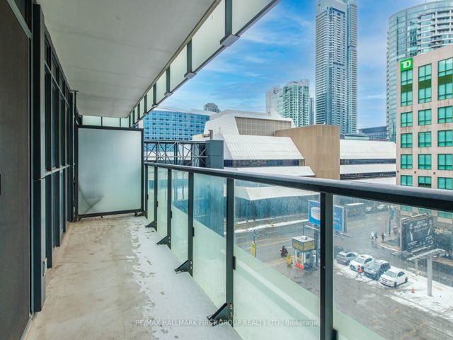 501 - 300 Front St W
