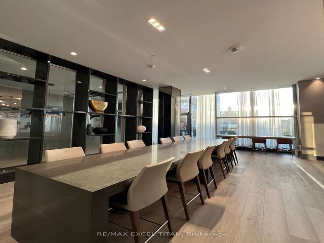319 - 250 Lawrence Ave W