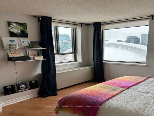 2905 - 270 Queens Quay  W