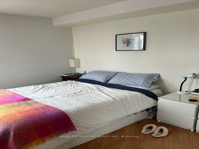 2905 - 270 Queens Quay  W