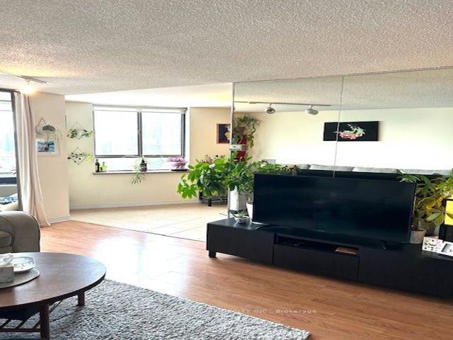 2905 - 270 Queens Quay  W