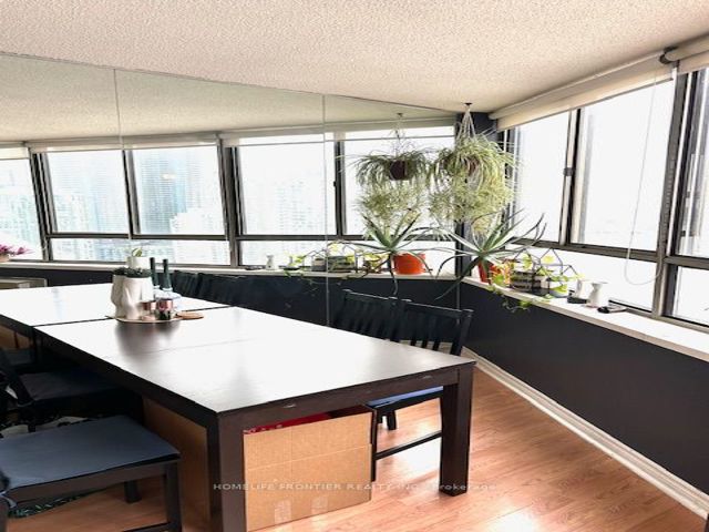 2905 - 270 Queens Quay  W