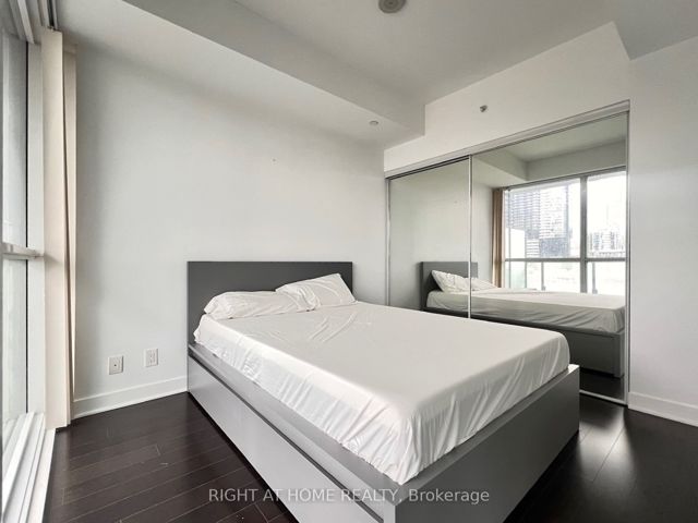 1711 - 15 Grenville St