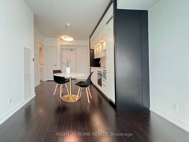 1711 - 15 Grenville St