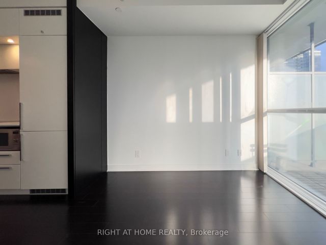 1711 - 15 Grenville St