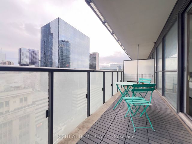 1711 - 15 Grenville St