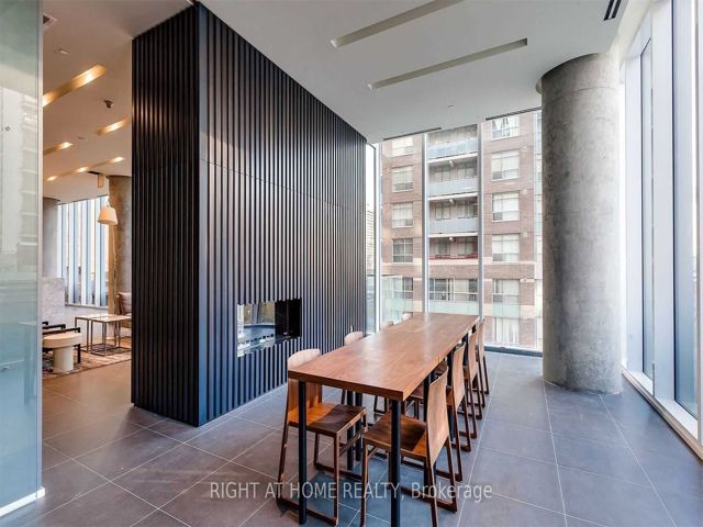 1711 - 15 Grenville St