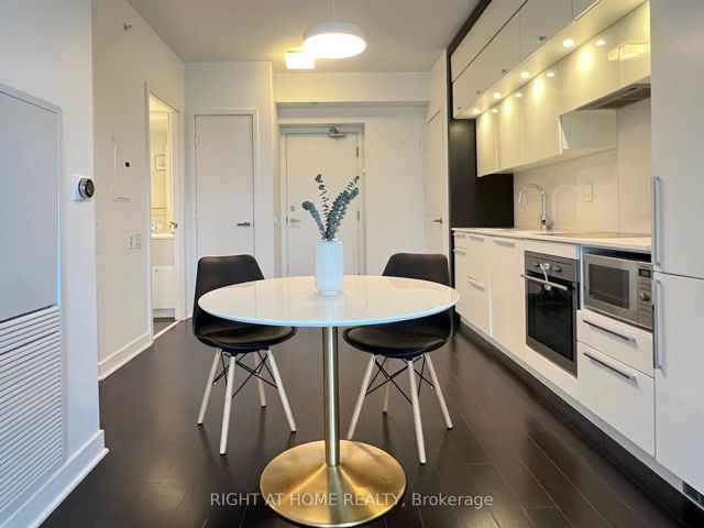 1711 - 15 Grenville St