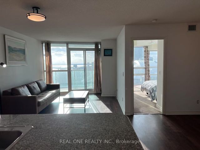 3612 - 19 Grand Trunk Cres