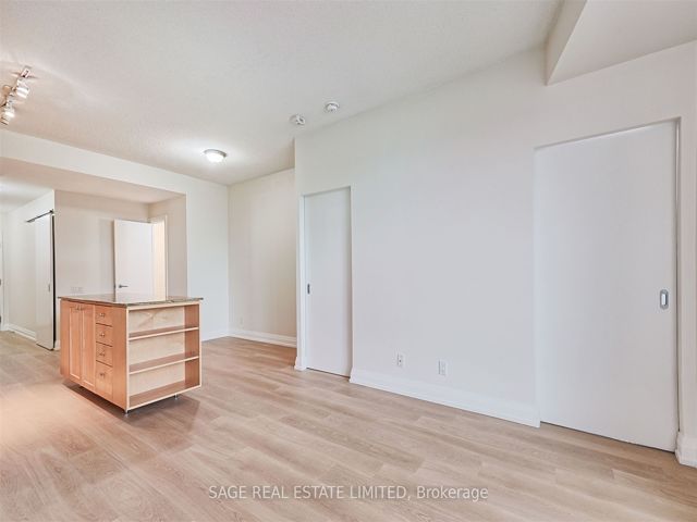 906 - 20 Scrivener Sq