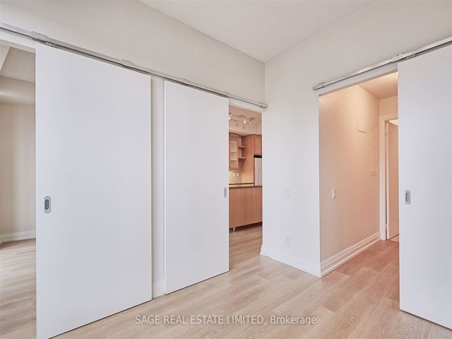 906 - 20 Scrivener Sq