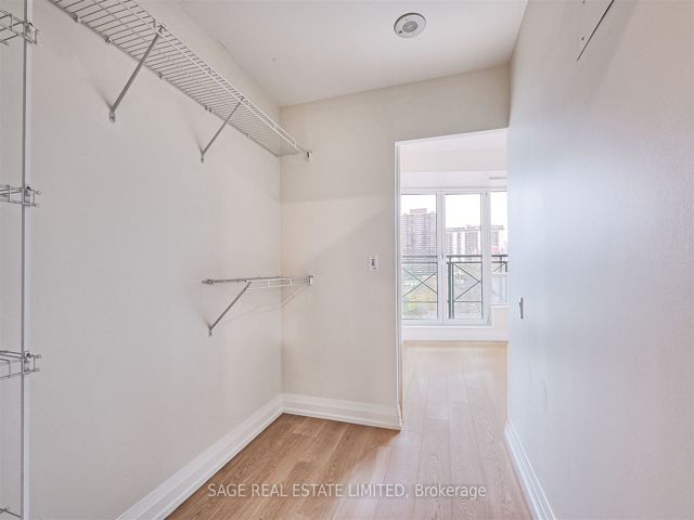 906 - 20 Scrivener Sq