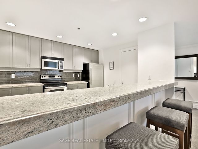906 - 20 Scrivener Sq