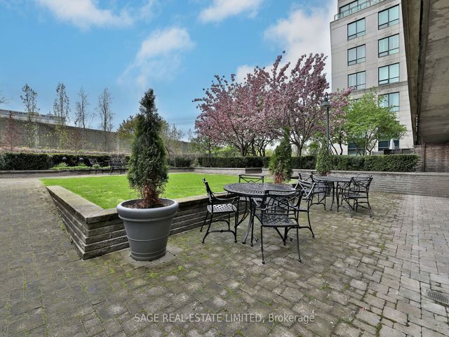 906 - 20 Scrivener Sq