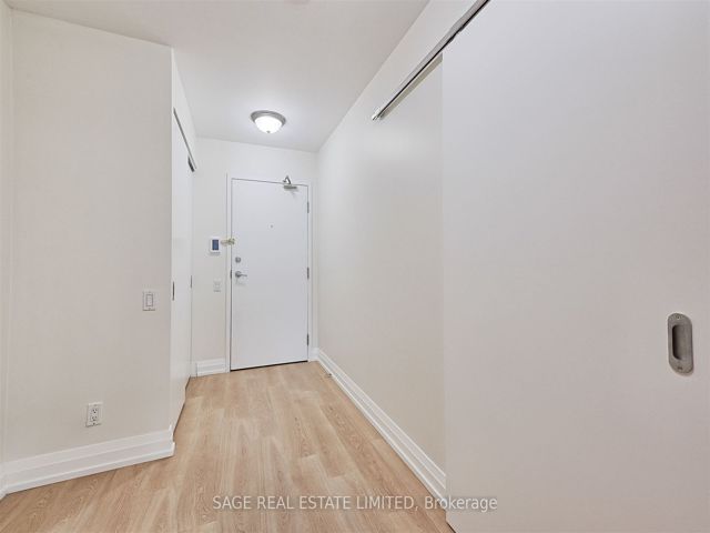 906 - 20 Scrivener Sq