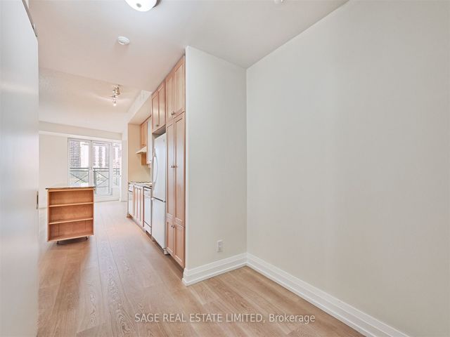 906 - 20 Scrivener Sq