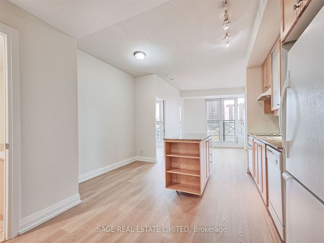 906 - 20 Scrivener Sq
