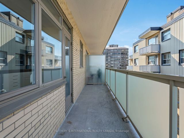 1005 - 581 Avenue Rd