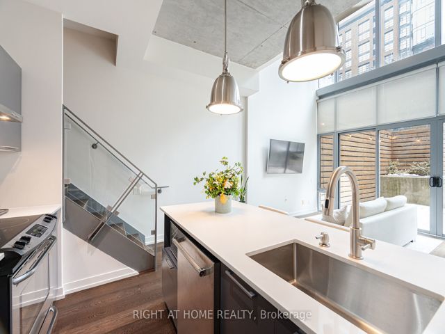 106 - 650 King St W