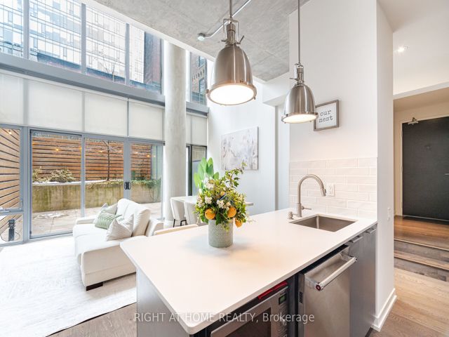 106 - 650 King St W