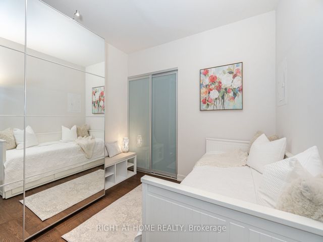 106 - 650 King St W