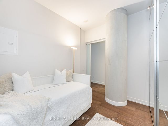 106 - 650 King St W