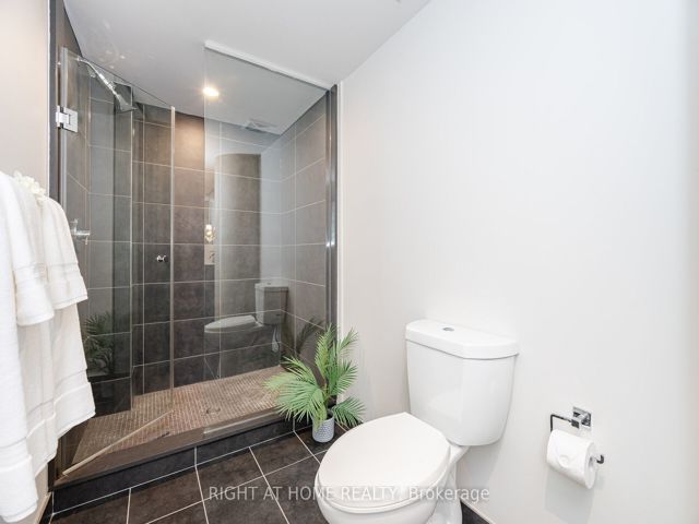 106 - 650 King St W