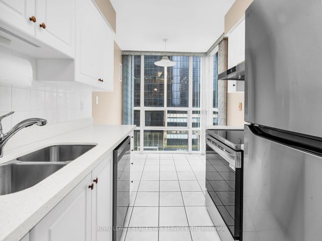 605 - 43 Eglinton Ave E