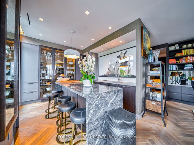 706 - 377 Madison Ave