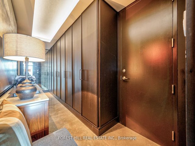 706 - 377 Madison Ave