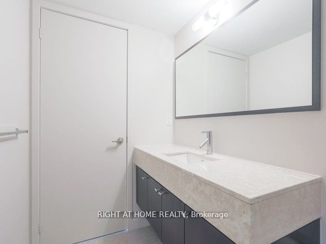 3105 - 126 Simcoe St