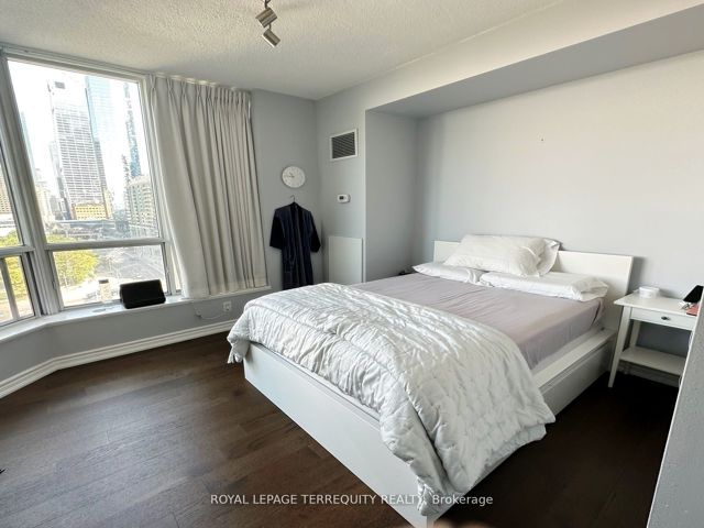 1202 - 228 Queens Quay W