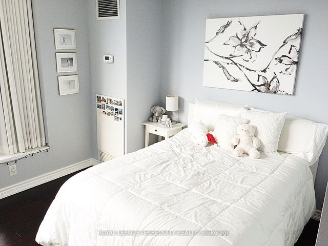 1202 - 228 Queens Quay W