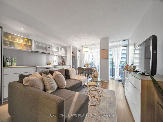 711 - 4K Spadina Ave