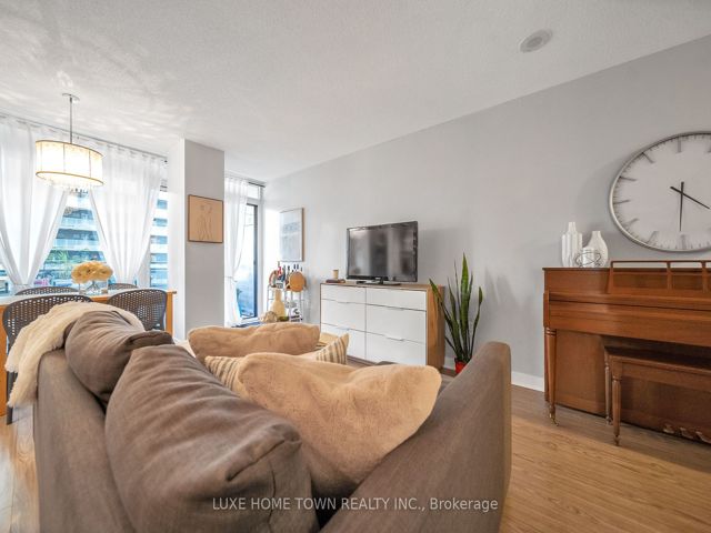 711 - 4K Spadina Ave
