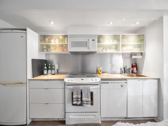 711 - 4K Spadina Ave