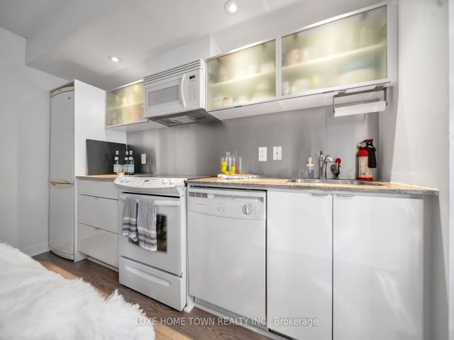711 - 4K Spadina Ave