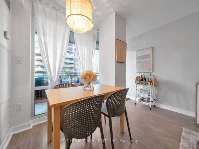 711 - 4K Spadina Ave