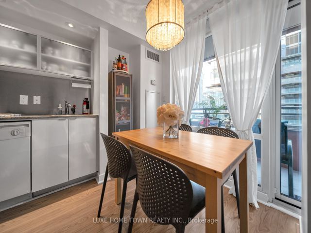 711 - 4K Spadina Ave
