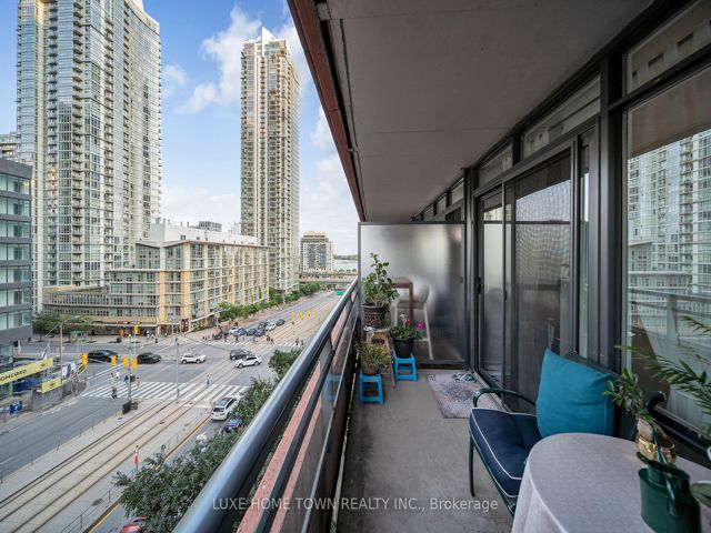 711 - 4K Spadina Ave