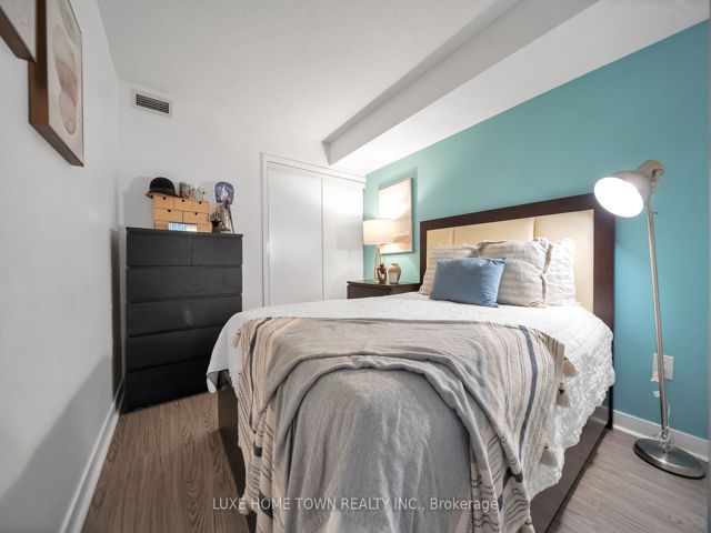 711 - 4K Spadina Ave