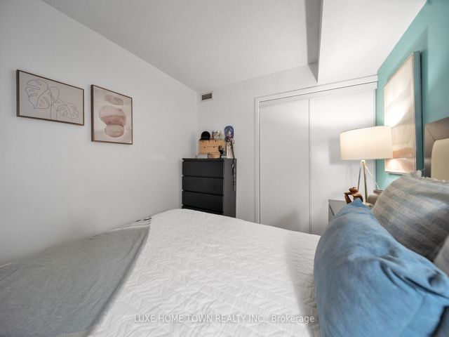 711 - 4K Spadina Ave