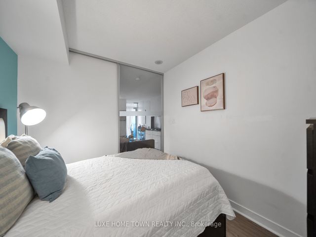 711 - 4K Spadina Ave