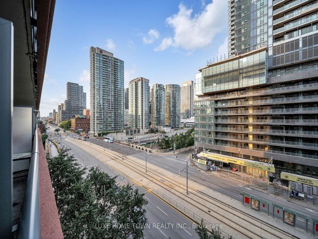 711 - 4K Spadina Ave