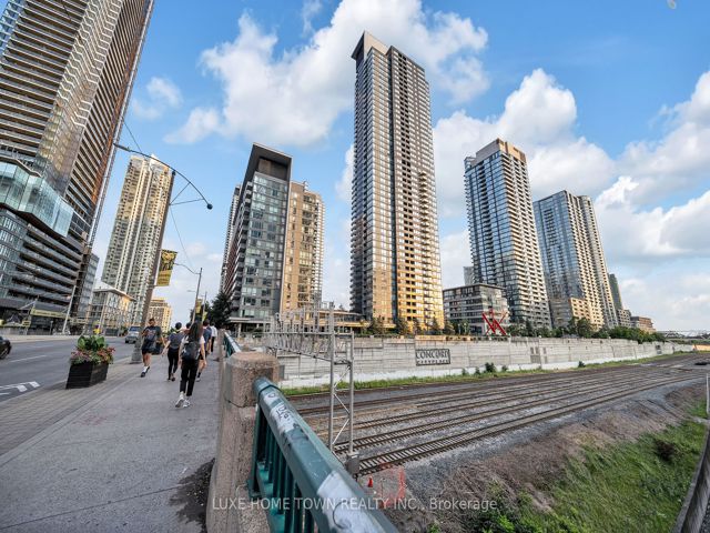 711 - 4K Spadina Ave
