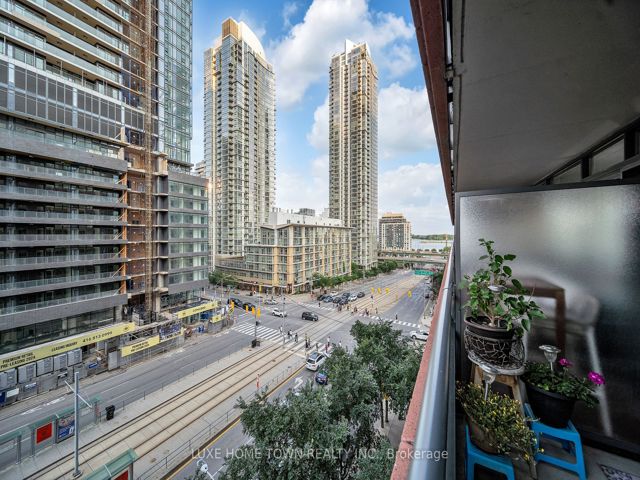 711 - 4K Spadina Ave